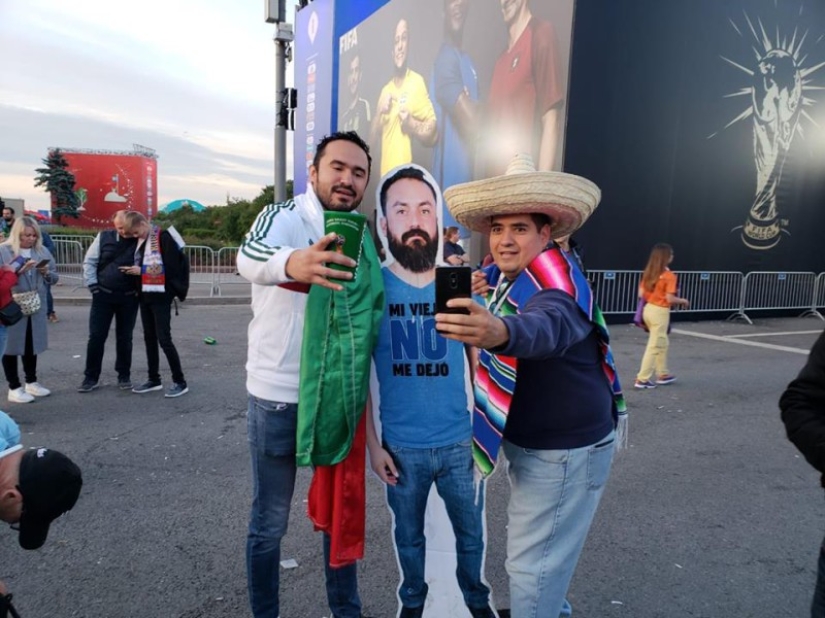 The wife did not let the Mexican fan go to the championship, so friends took his cardboard copy to Russia