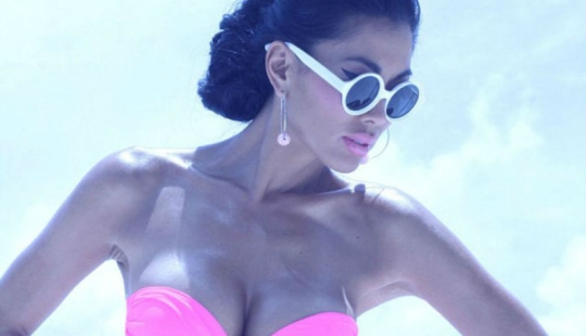 The wife of a plastic surgeon with an ideal body became an advertisement for her husband's clinic The wife of a plastic surgeon with an ideal body became an advertisement for her husband's clinic