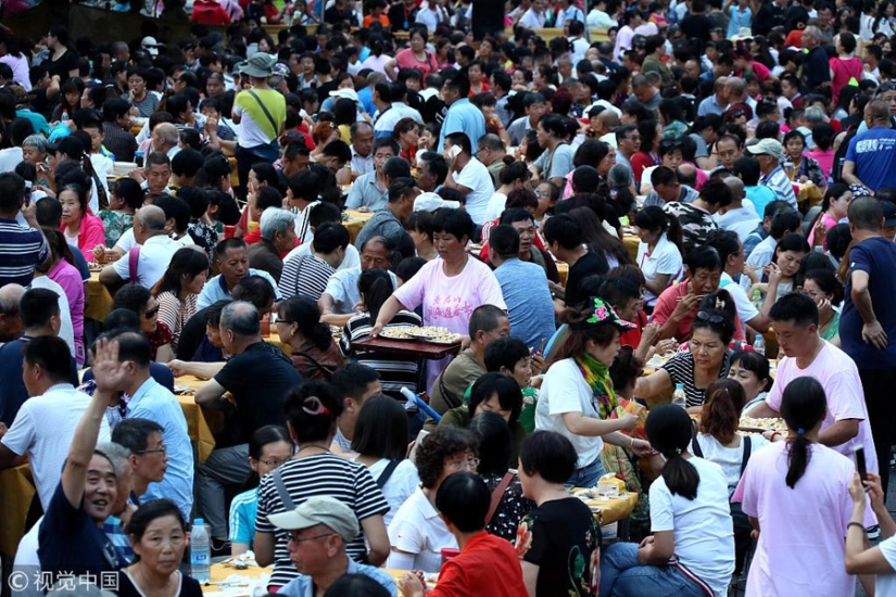 The Wonders of Chinese Fast Food: how to feed 20 thousand people in a couple of hours