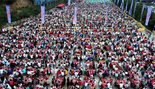 The Wonders of Chinese Fast Food: how to feed 20 thousand people in a couple of hours