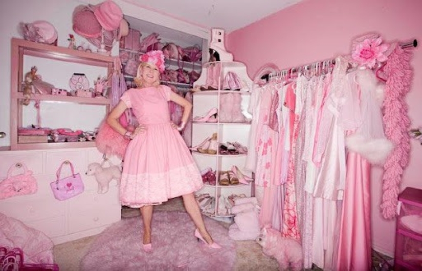 The world in pink tones: an American woman married her favorite pink color