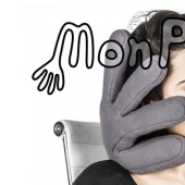 There are no many hands: a Canadian doctor has come up with a pillow for healthy sleep on the plane