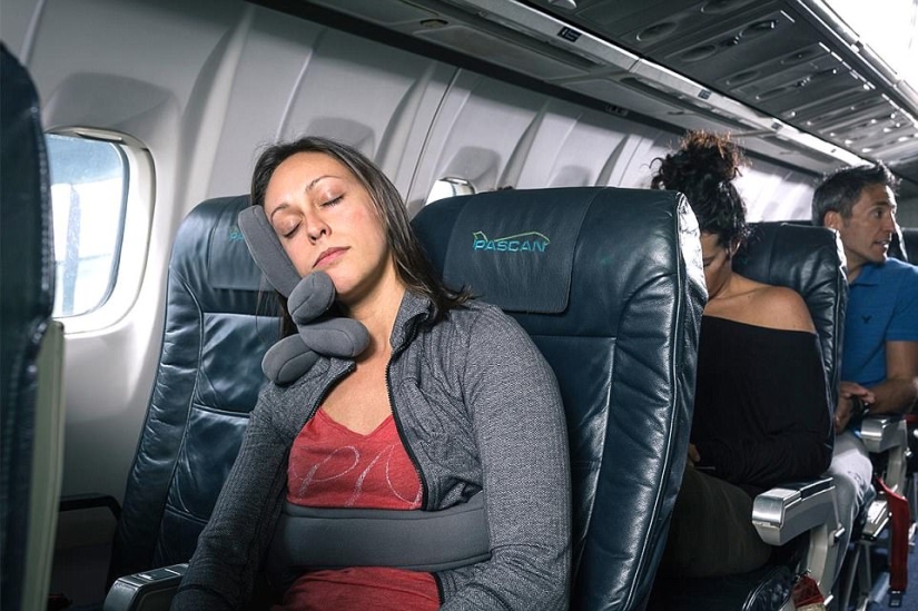 There are no many hands: a Canadian doctor has come up with a pillow for healthy sleep on the plane