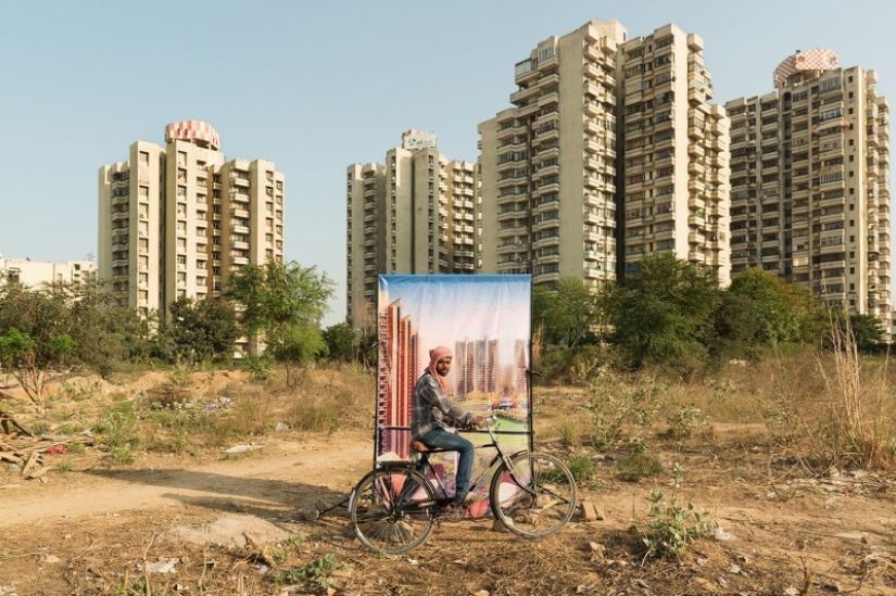 There are no millionaires in the slums: why does a photographer from Paris take pictures of poor people against the backdrop of luxurious Indian complexes