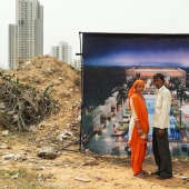 There are no millionaires in the slums: why does a photographer from Paris take pictures of poor people against the backdrop of luxurious Indian complexes