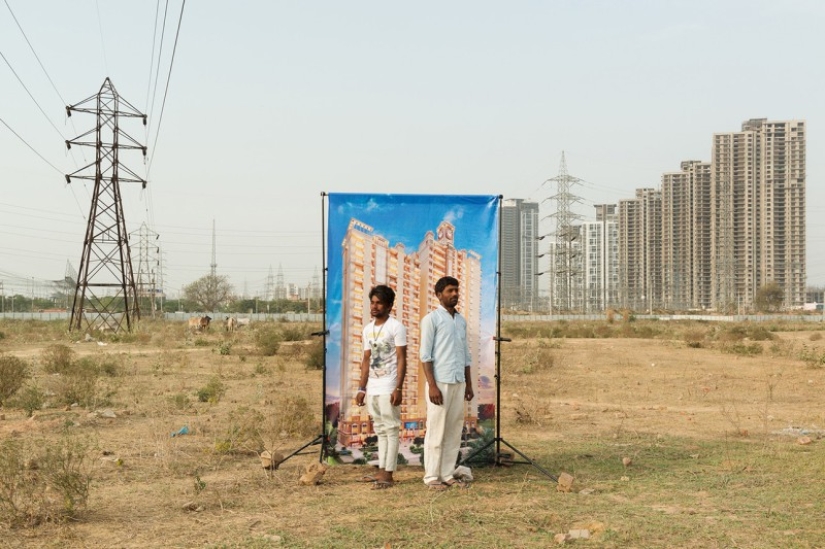 There are no millionaires in the slums: why does a photographer from Paris take pictures of poor people against the backdrop of luxurious Indian complexes
