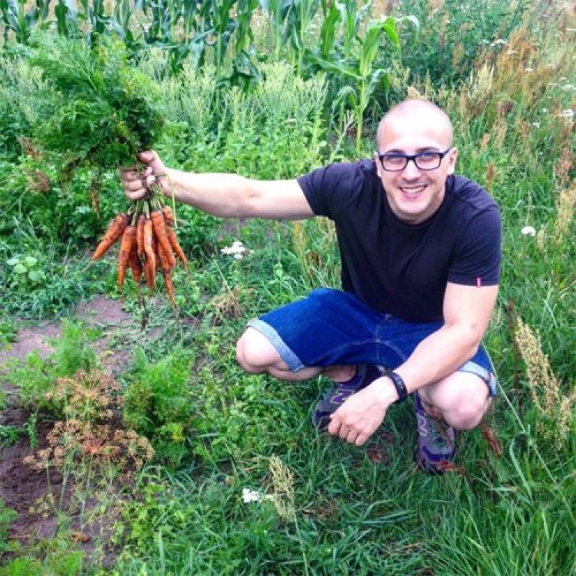 There is a hunt for carrots, or Gardeners with their glorious trophies