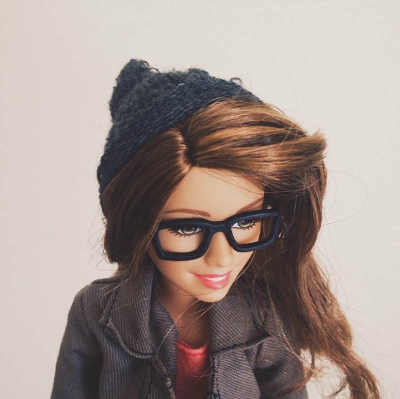 This hipster Barbie ingeniously parodies photos of modern youth