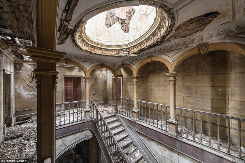 Time sleeps here: the beauty of the ruins in the lens of French photographer Roman Veyon