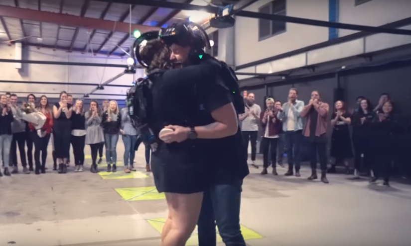To propose to the girl, the Australian reproduced her favorite childhood place in virtual reality