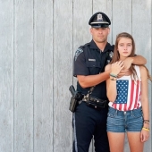 Tocar a extraños: Extraños se abrazan unos a otros