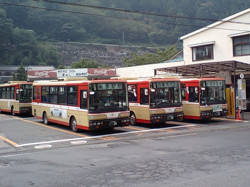 Tokyo "rescue bus" picks up drunk passengers who overslept their stop