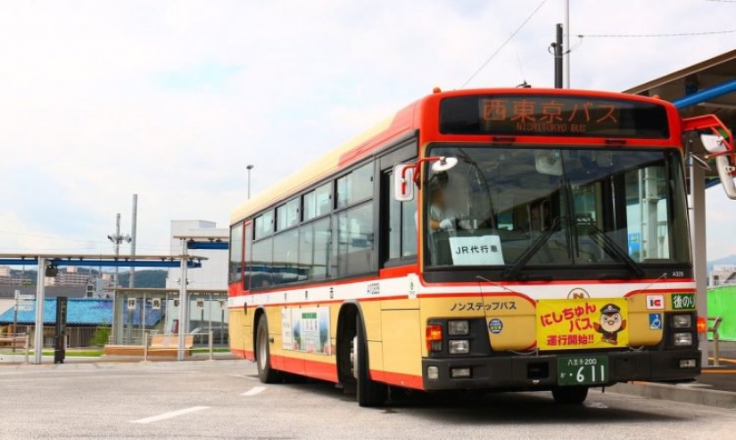 Tokyo "rescue bus" picks up drunk passengers who overslept their stop