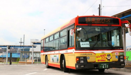 Tokyo "rescue bus" picks up drunk passengers who overslept their stop