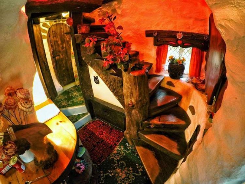 Tolkien fan construyó la casa del Hobbit con sus propias manos y ha estado viviendo en ella durante 20 años