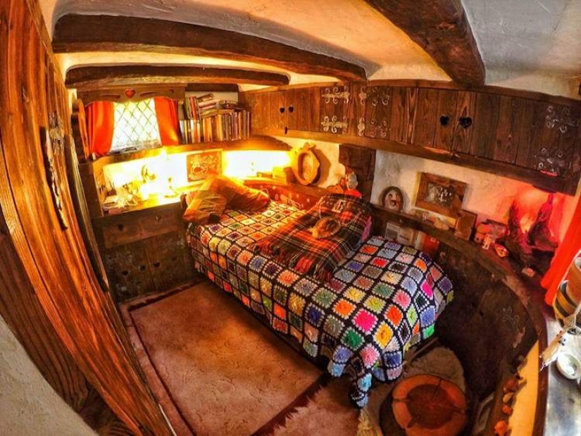 Tolkien fan construyó la casa del Hobbit con sus propias manos y ha estado viviendo en ella durante 20 años