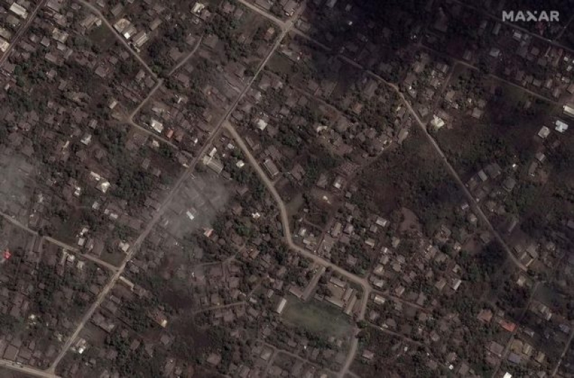 Tonga, golpeada por tsunami, cubierta de cenizas