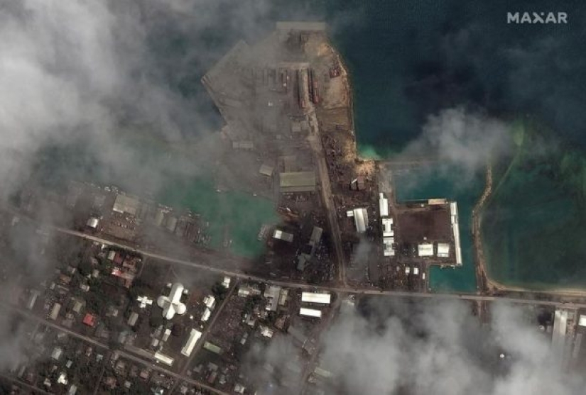 Tonga, golpeada por tsunami, cubierta de cenizas