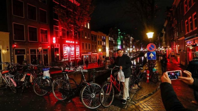 Tourists in the "red light district" will be obliged to behave decently