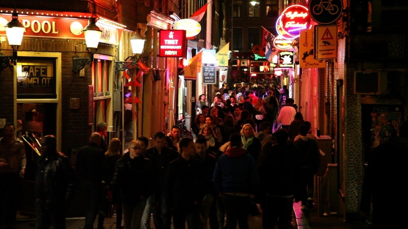 Tourists in the "red light district" will be obliged to behave decently