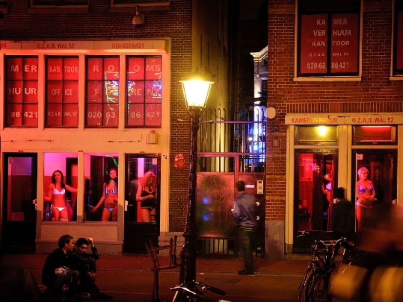 Tourists in the "red light district" will be obliged to behave decently