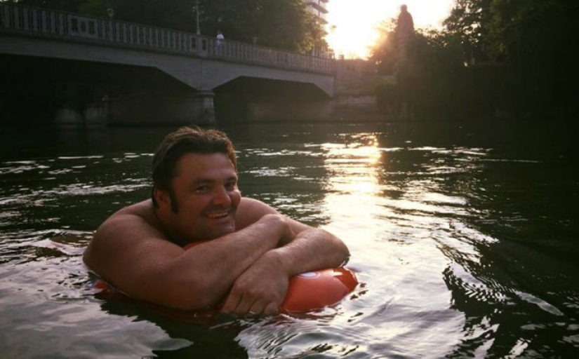 Traffic jams? What kind of traffic jams? A resident of Munich swims to work every morning