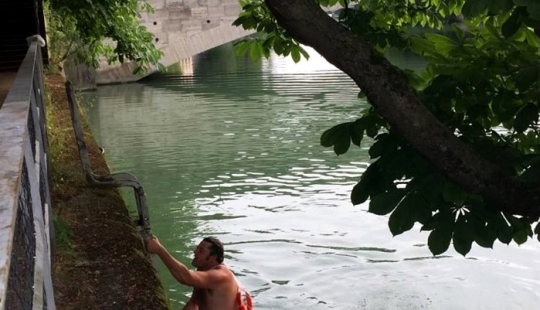 Traffic jams? What kind of traffic jams? A resident of Munich swims to work every morning