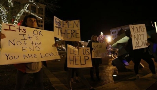 Transeúntes preocupados salvaron a un hombre del suicidio con canciones y carteles