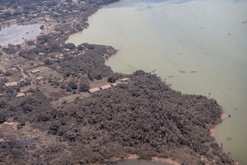 Tsunami-hit Tonga covered in ash