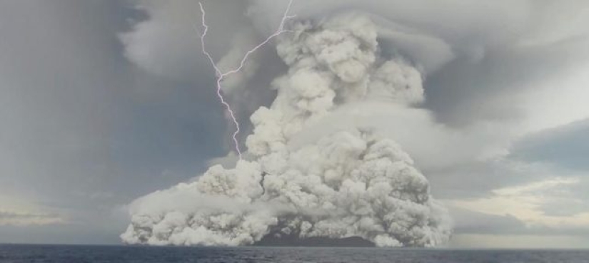 Tsunami-hit Tonga covered in ash