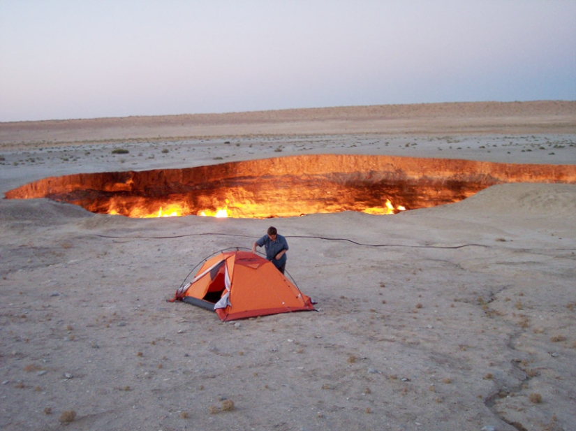 Turkmenistán está buscando una manera de cerrar las "Puertas del Infierno", un cráter de gas que ha estado ardiendo durante 50 años