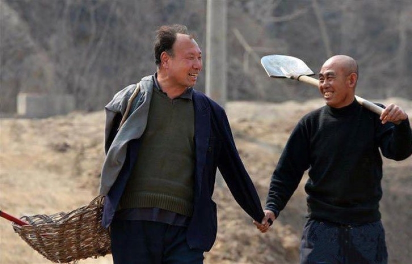 Two Chinese planted 10,000 trees