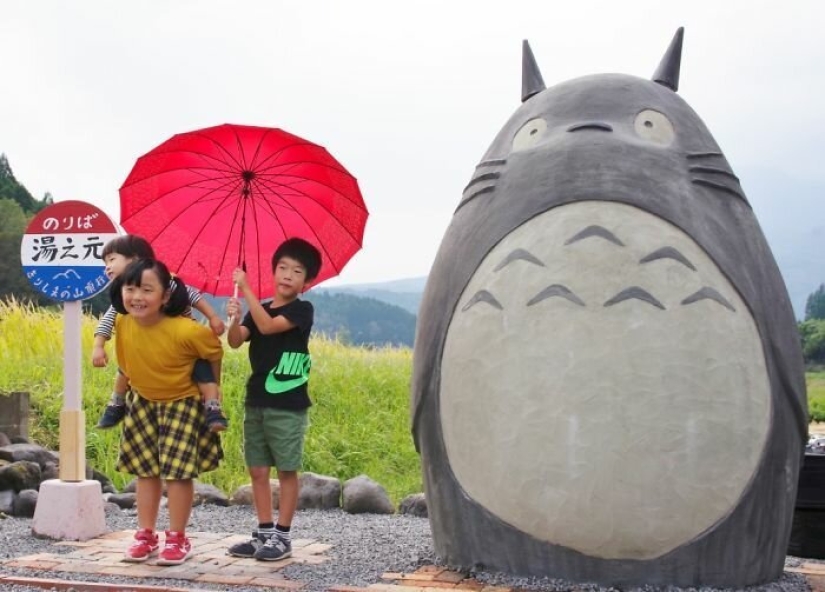Un abuelo y una abuela de Japón construyeron una parada en forma de Totoro para su nieta