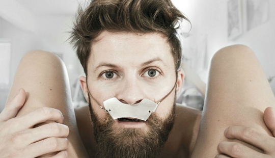 Un accesorio milagroso para un bigote hipster