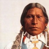 Un americano encontró fotos en color de indios de finales del siglo XIX
