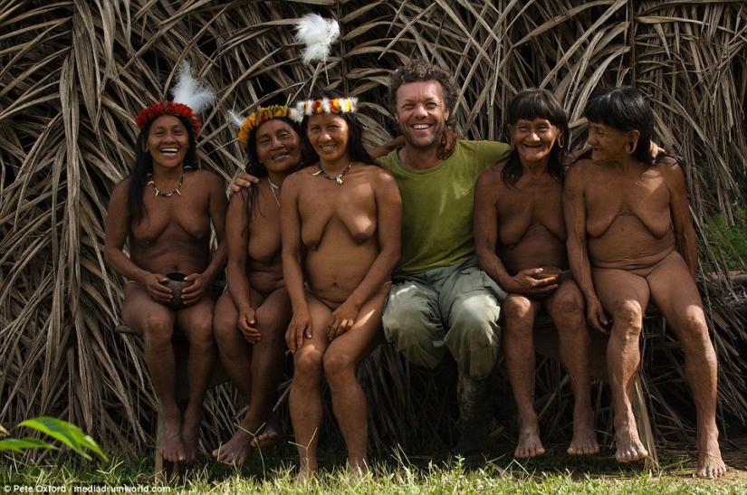 Un amigo entre extraños: el fotógrafo se hizo amigo de una tribu casi intacta por la civilización