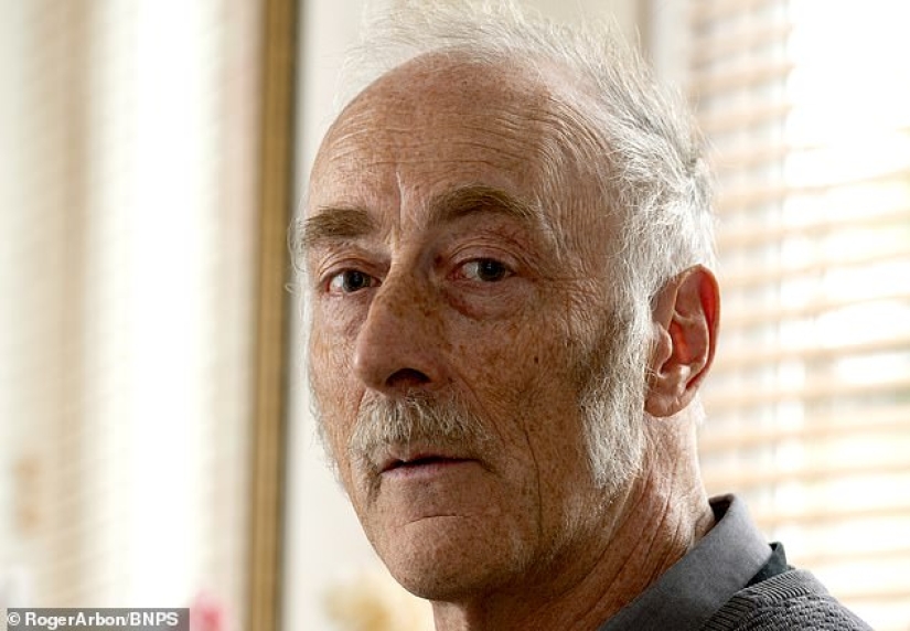 Un anciano británico buscaba tan persistentemente el amor escolar que lo llevaron a juicio
