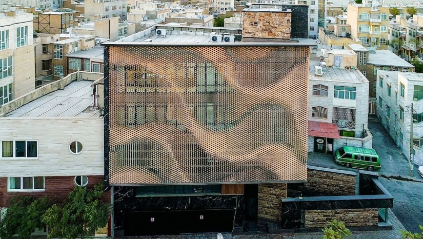 Un arquitecto de Irán ha creado un muro paramétrico de ladrillos rotativos