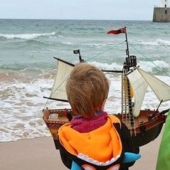 Un barco de juguete de Escocia casi cruza el océano Atlántico, pero su batería se agota