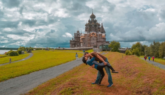 Un beso profundo en el viaje: la historia de una relación a larga distancia con final feliz