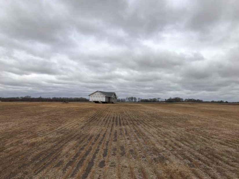 Un canadiense encontró una casa perdida por alguien en su campo