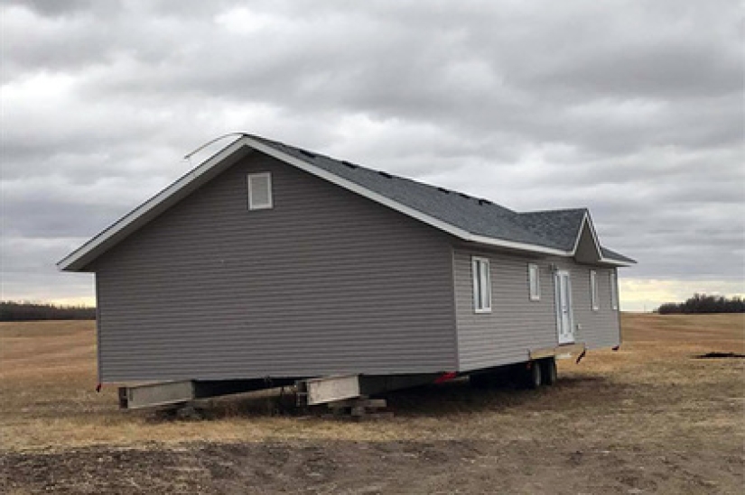 Un canadiense encontró una casa perdida por alguien en su campo