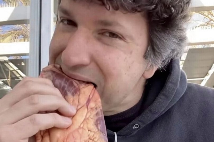 Un estadounidense solo come carne cruda para ver si"sobrevive"