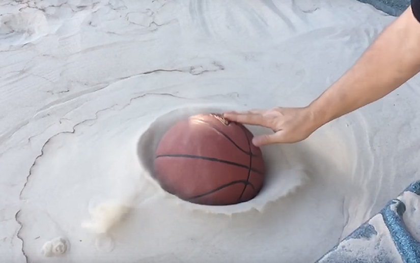 Un ex ingeniero de la NASA hizo un jacuzzi donde convirtió la arena en líquido