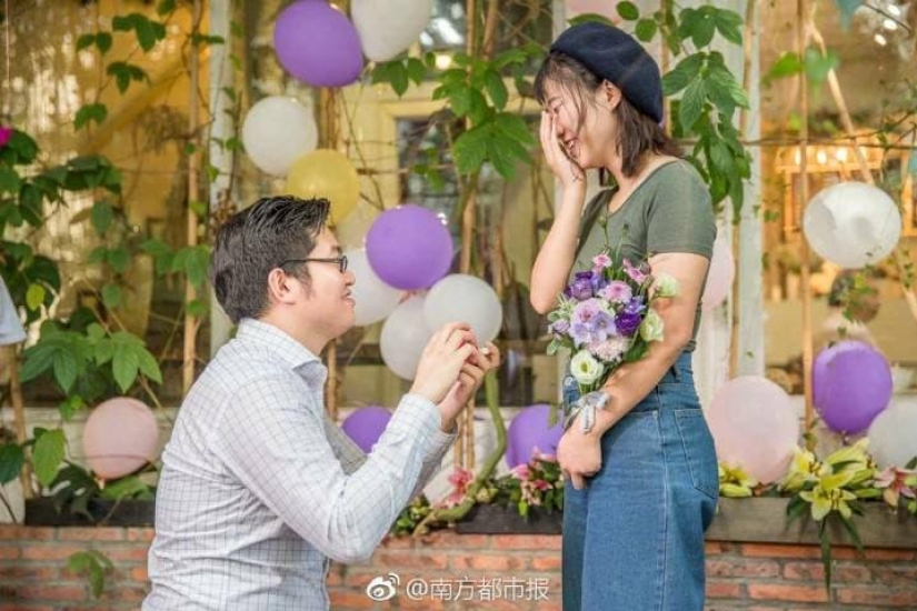 Un hombre chino le tendió un corazón de 25 iPhone X para proponerle matrimonio a una chica, y ella estuvo de acuerdo