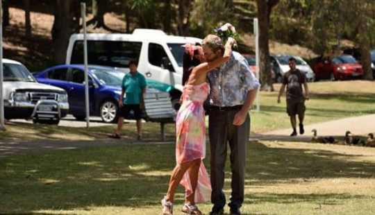 Un hombre con Alzheimer le propuso matrimonio a su esposa, olvidando que llevaban casados más de 30 años