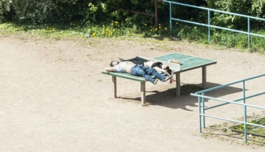 Un hombre japonés ha estado fotografiando una mesa de tenis durante cinco años, y la gente no la necesita para el ping-pong en absoluto