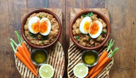 Un hombre prepara desayunos simétricos para su amada todos los días