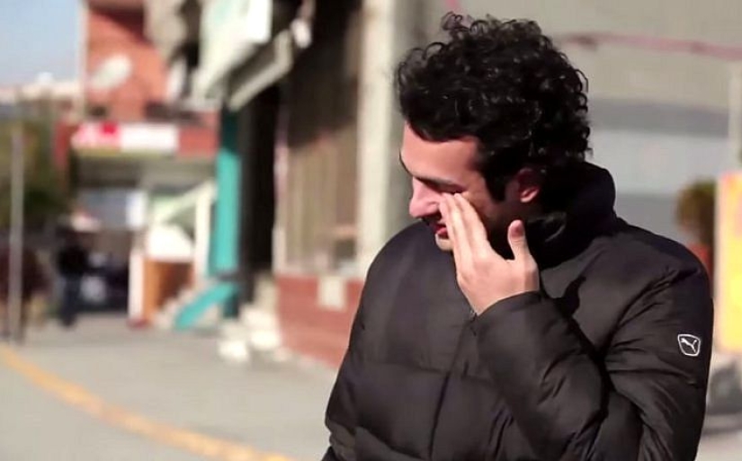Un hombre sordo se conmovió hasta las lágrimas después de enterarse de que los residentes de su vecindario habían aprendido el lenguaje de señas para hablar con él