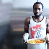 ¿Un impuesto a los colonialistas o al racismo por el contrario? Nigeriano vende food 18 más comida a blancos